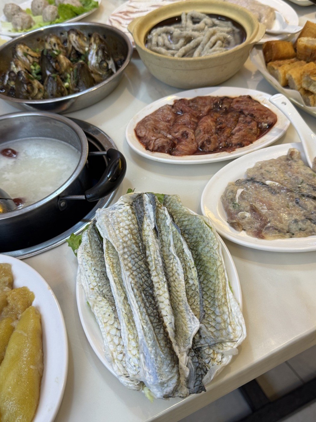 邓四姨门店鲮鱼菜品与粥底小火锅实拍